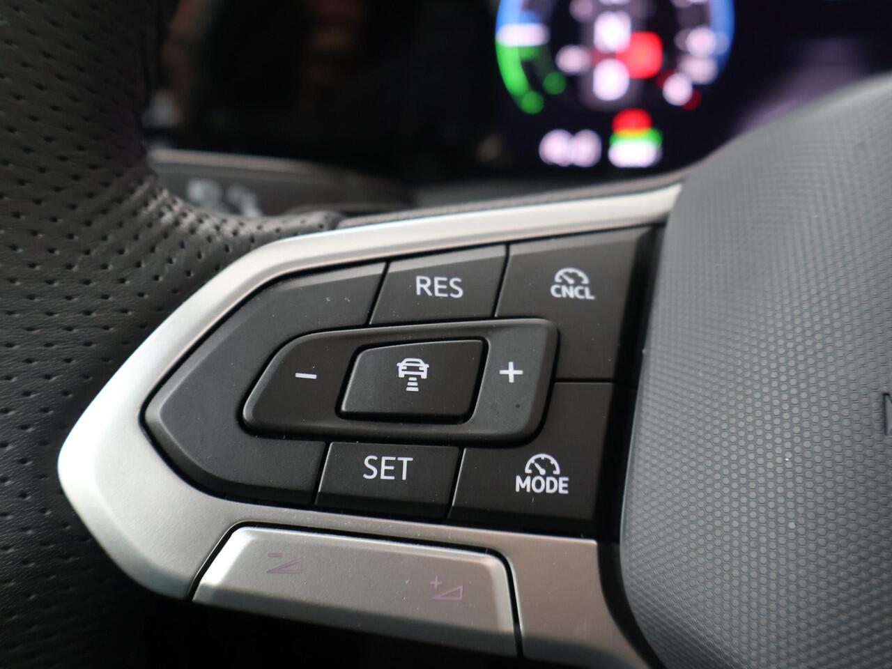 Volkswagen GOLF 1.5 eHybrid GTE | 272 PK | SoH 100% | Panoramadak | Head-up display | IQ.Light Matrix LED | 18" LM velgen |