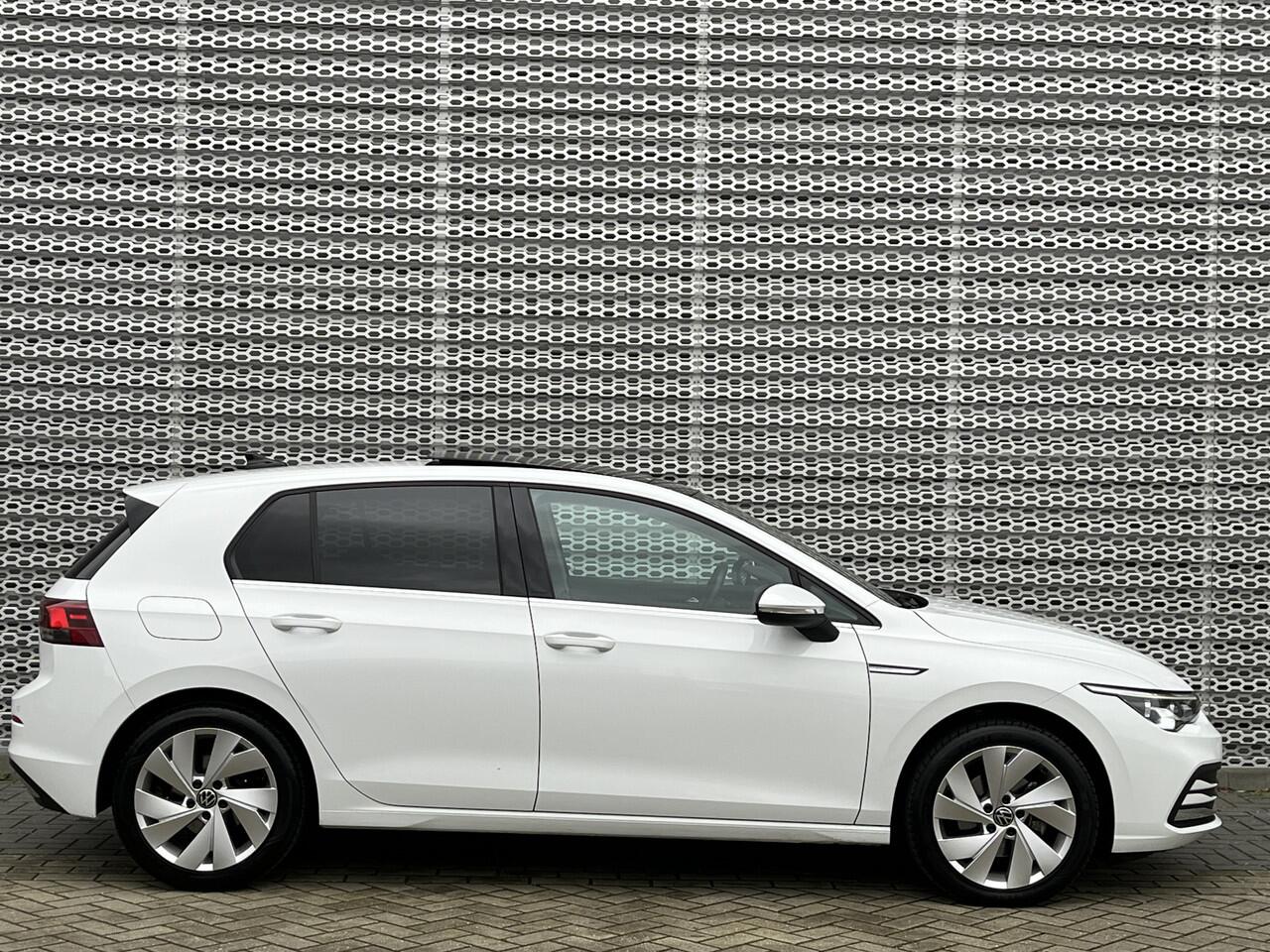 Volkswagen GOLF 1.5 TSI 130PK Style / Panoramadak / Memory Seats / Parkeersensoren V+A / Draadloos App-Connect / ACC