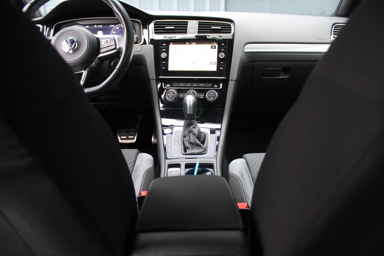 Volkswagen GOLF 1.5 TSI Highline Business R - AUTOMAAT - NAVIGATIE - PDC - VIRTUAL COCKPIT - KEYLESS