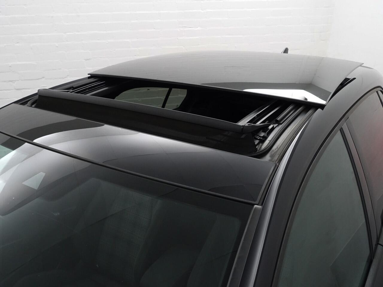 Volkswagen GOLF 2.0 TSI GTI Aut- Panoramadak, Harman Kardon, Head Up, Stuur/Stoelverwarming, Sfeerverlichting