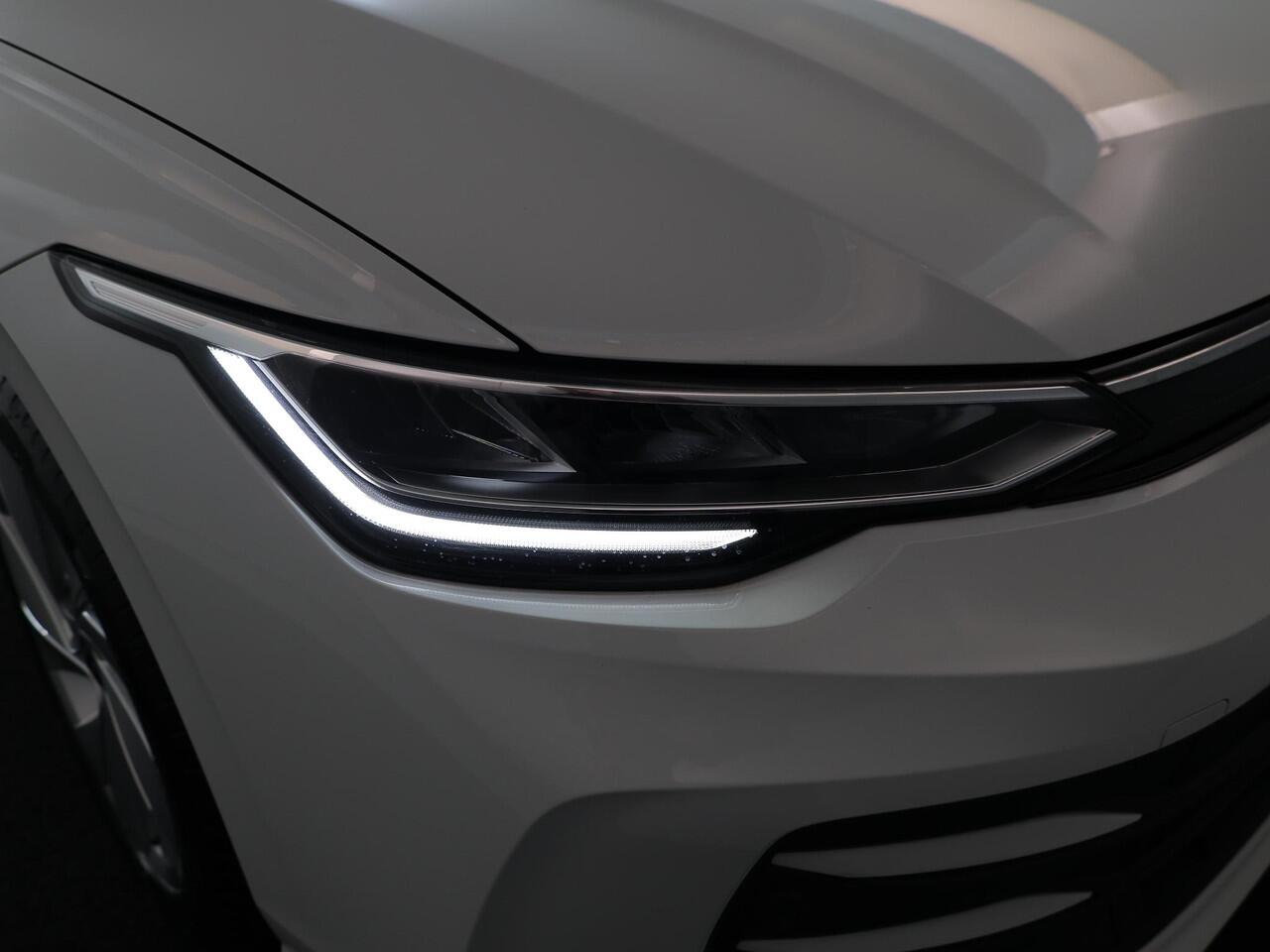 Volkswagen GOLF 1.5 TSI Life Edition 116 pk | Verlengde garantie | Navigatie via App | Panoramadak | Parkeersensoren | Autom. airco (3 zones) | Stoelverwarming |