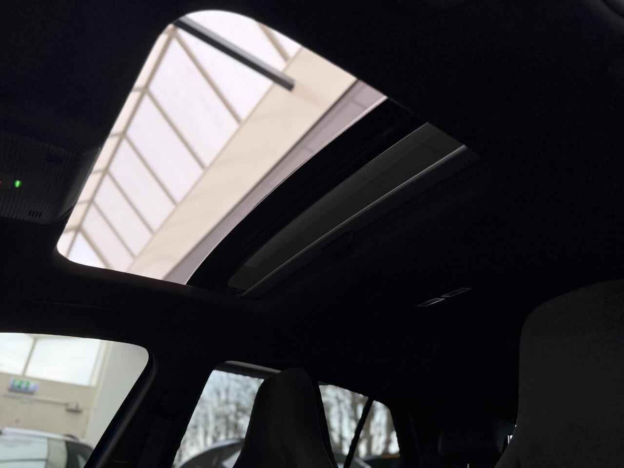 Volkswagen GOLF 1.5 eTSI R-Line Pano / Head-up / 360 / H&K /