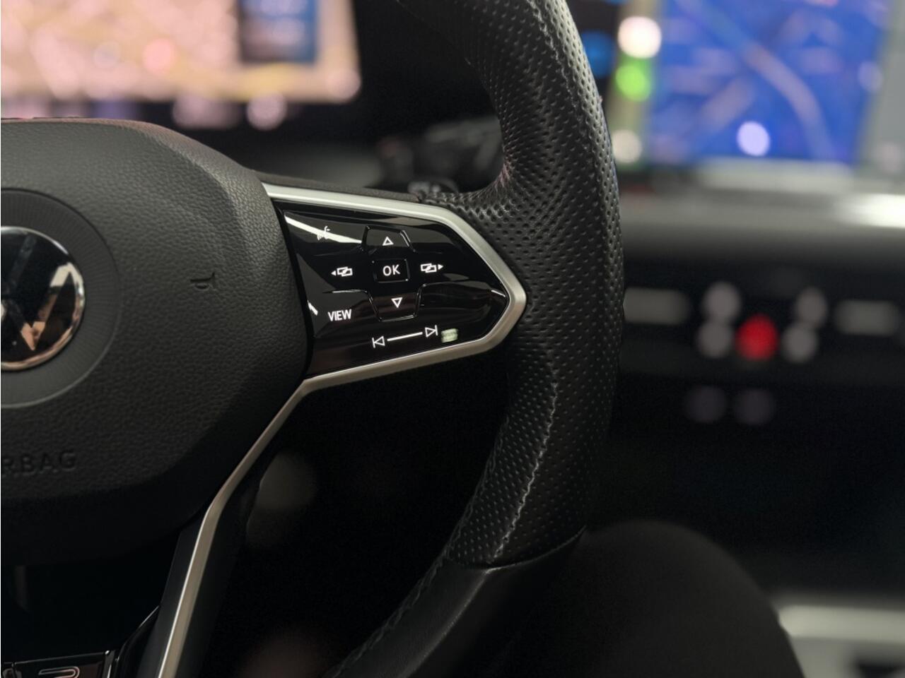 Volkswagen GOLF 1.5 eTSI R-Line Aut. Pano Camera Carplay