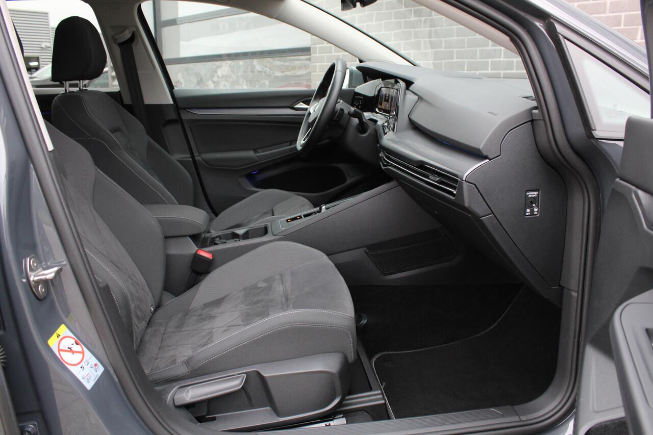 Volkswagen GOLF 1.5 eTSI Style / Carplay / Panoramadak / Stoelverwarming