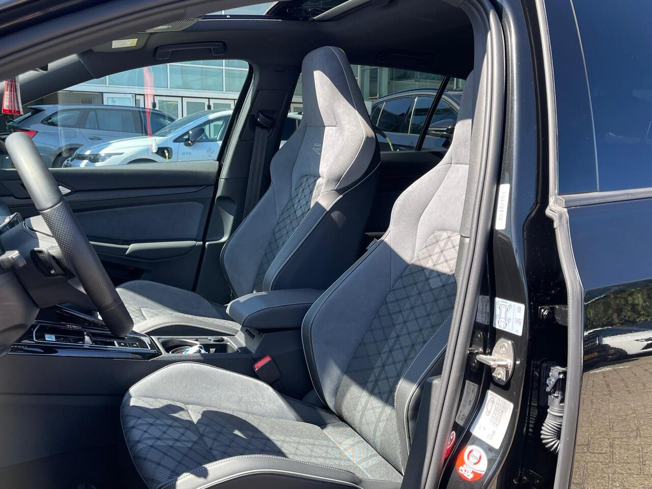 Volkswagen GOLF 1.5 eTSI 150PK DSG R-Line Business / Black Style / Panoramadak / Achteruitrijcamera / Digital Cockpit Pro / 18'' LMV / VW