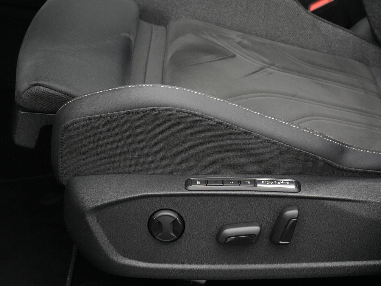 Volkswagen GOLF 1.5 TSI 150 pk Style | Panoramadak | IQ Light | Harman Kardon sound | Rondomzicht camera | Stoelverwarming | 18 inch