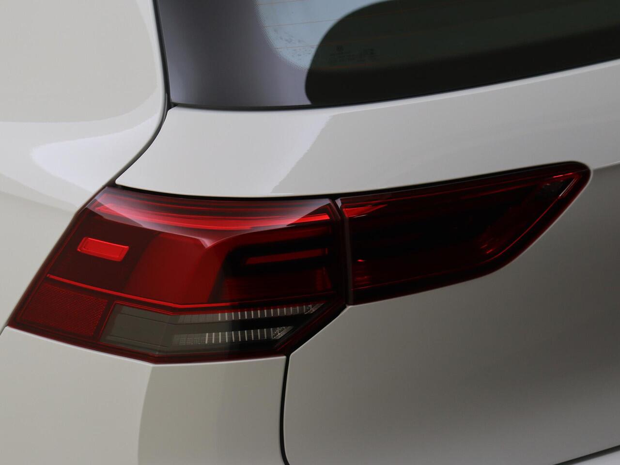 Volkswagen GOLF 1.4 eHybrid Style | Parkeersensoren | 3-zone airco | Stoel- en stuurwielverwarming | Adaptieve cruise control | CarPlay | Digital cockpit |