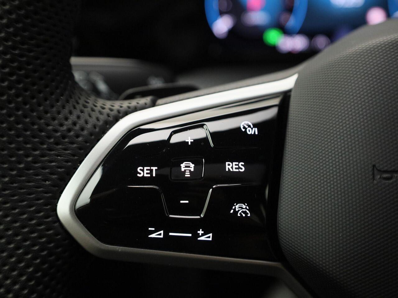 Volkswagen GOLF 1.5eTSI/150PK R-Line Blackstyle DSG · Panoramadak · Camera · Apple/Android · Stoelverwarming