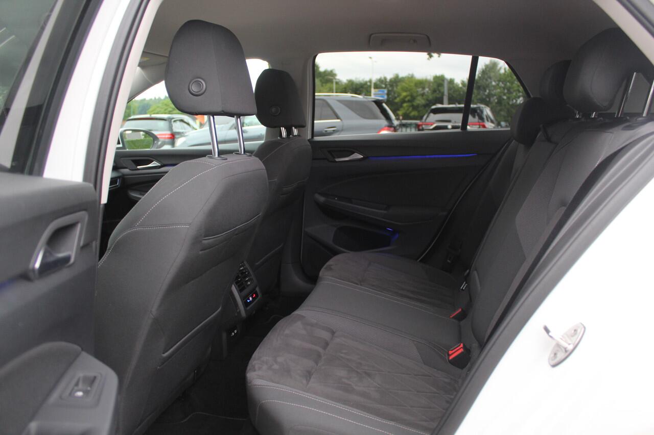 Volkswagen GOLF 1.4 eHybrid Style / Camera / Half leder / Navigatie / 18'' / Dodehoek / DAB / Stoelverwarming / ACC