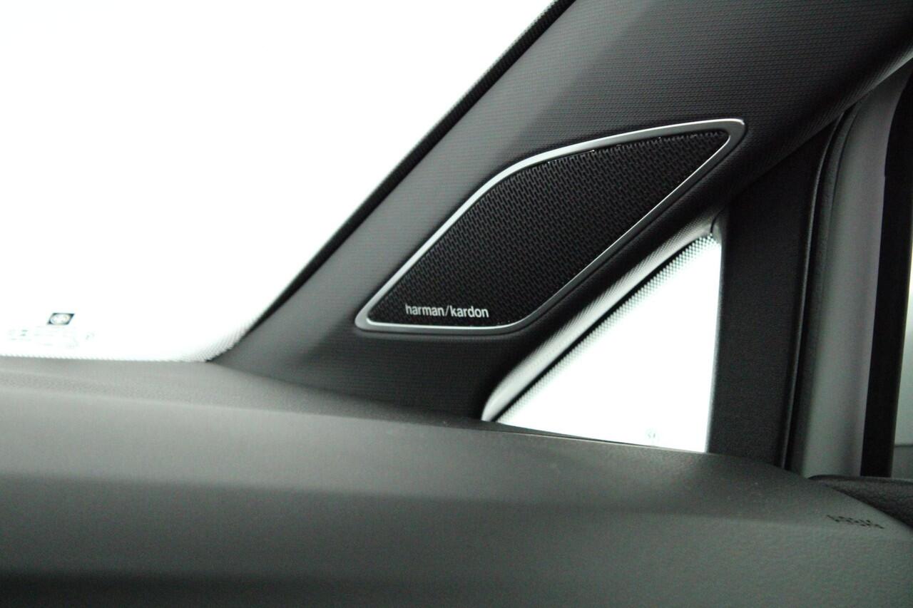 Volkswagen GOLF 1.5 TSI 130pk 2x R-Line Oryx Wit Panoramadak Harman Kardon Stoelverwarming Navigatie