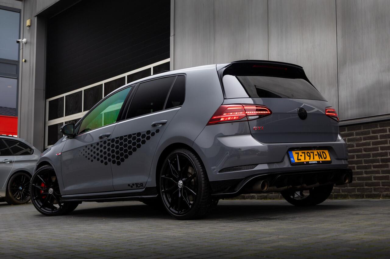 Volkswagen GOLF 2.0 TSI 290 pk GTI TCR / Akrapovic/ Pure-Grey/ Pano-dak/ Keyless/ Adap.Cruise/ Camera/ Sport-Stoelen/ Stoel.Verw/ 19'' LMV