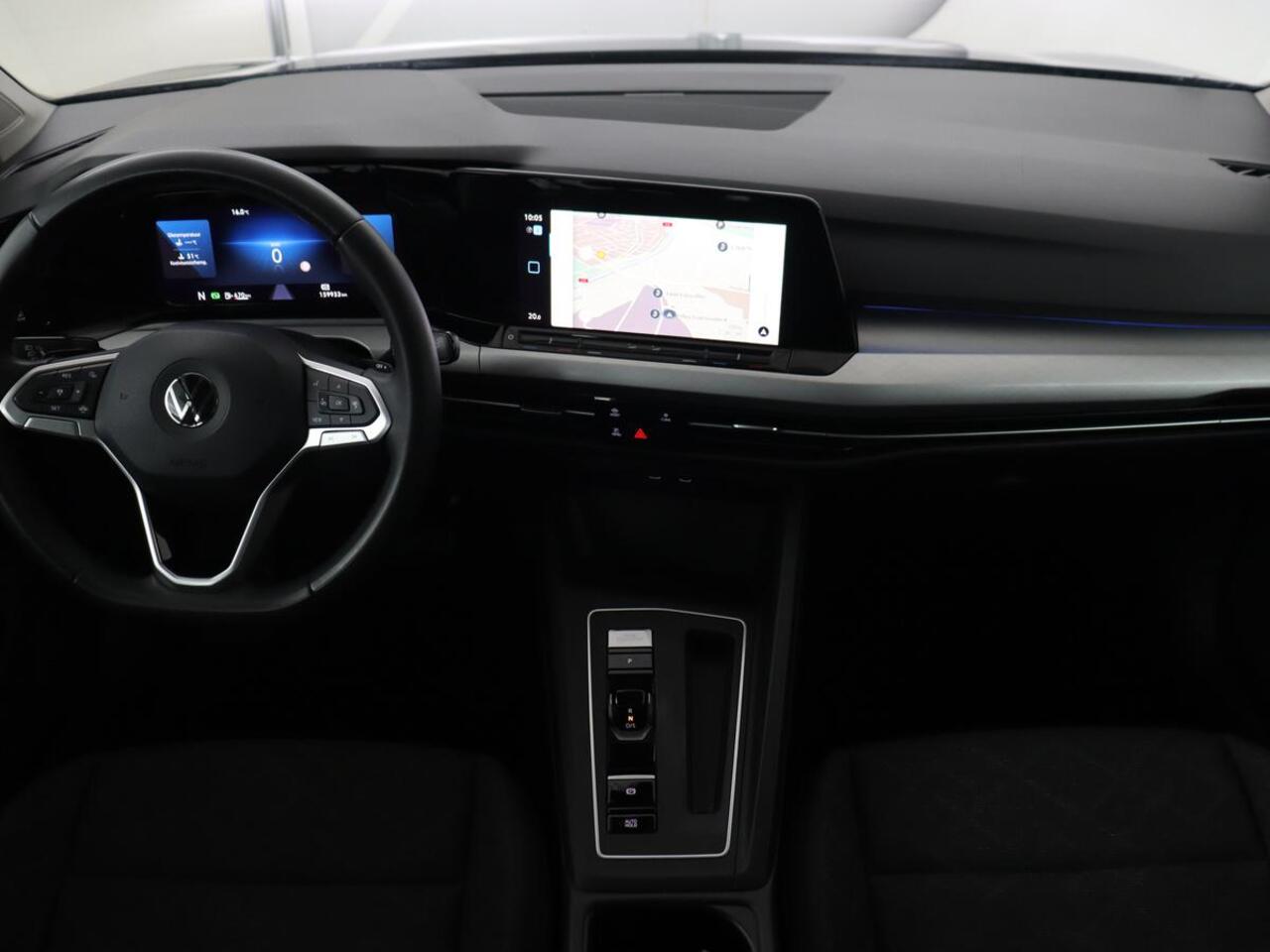 Volkswagen GOLF 1.0 eTSI Life | Trekhaak | Full LED | Carplay | Navigatie | Adaptive cruise | Parkeerhulp | Digital Cockpit | Sfeerverlichting | Climate control
