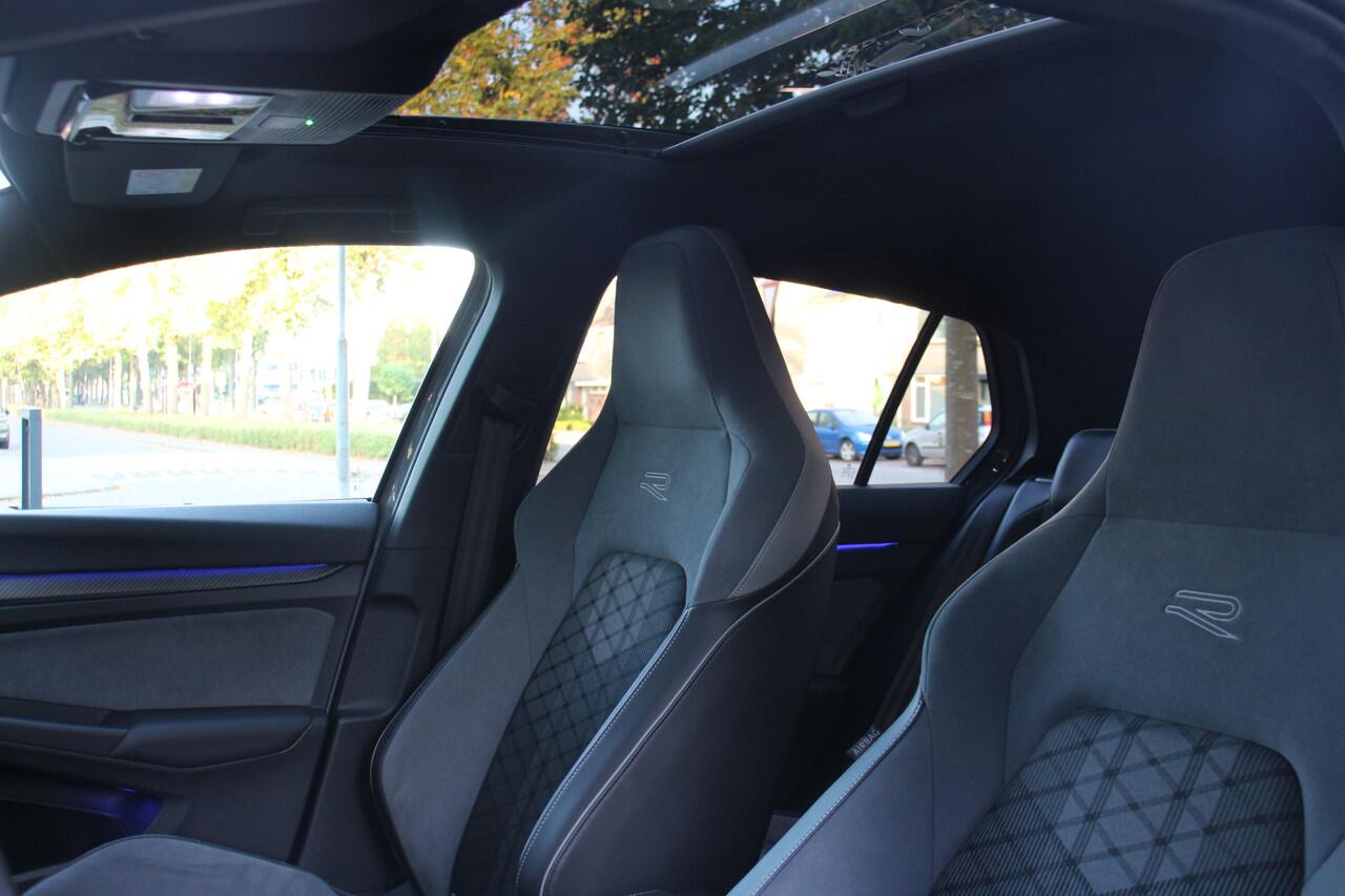 Volkswagen GOLF 1.5 eTSI R-Line Edition Navi/Camera/Keyless/Harman Kardon/Head-up/Sfeerverlichting/IQ/Matrix/Panoramadak/H-leder/18Inch