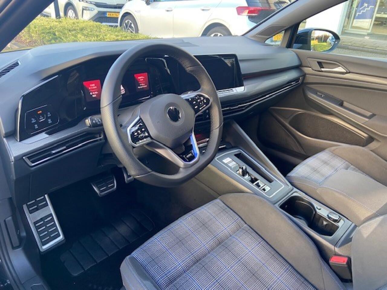 Volkswagen GOLF 1.4 eHybrid 245pk DSG GTE / 18" LMV / Navi / Carplay / Stuur & Stoelverwarming / LED