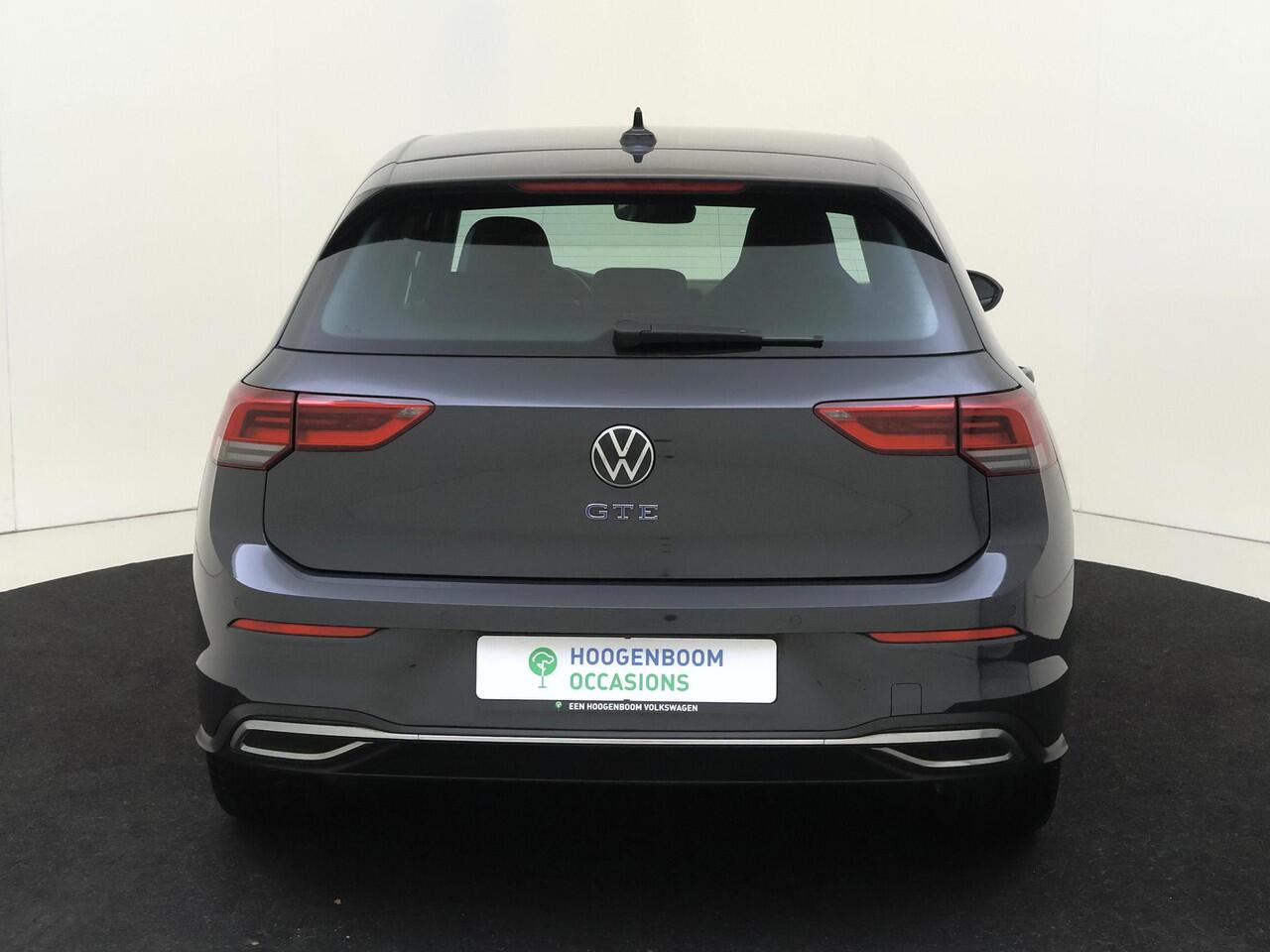Volkswagen GOLF 1.4 eHybrid GTE | Parkeersensoren | 3-zone airco | CarPlay | Navigatie | Digital cockpit | Climate Control |