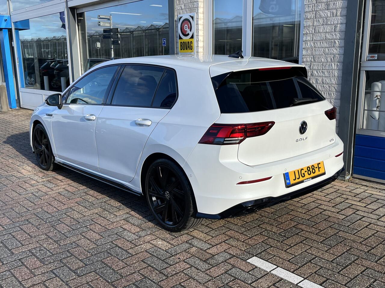 Volkswagen GOLF 1.5 eTSI R-Line / AUTOMAAT/ 2X R-LINE/ PARK. SENSOREN/ DODE HOEK/ IQ. LIGHT/ DIGITAL DASHBOARD/ ADAPT. CRUISE/ APP CONNECT/ NAVI/ CLIMA/ DAB/ 18" LMV