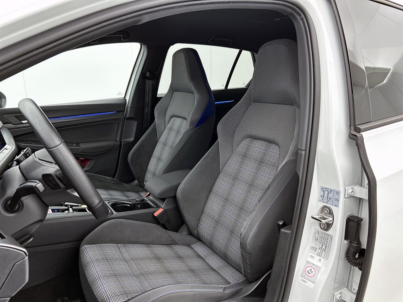 Volkswagen GOLF GTE 1.4 TSI eHybrid 245pk PHEV / Black Style / Travel Assist / Camera