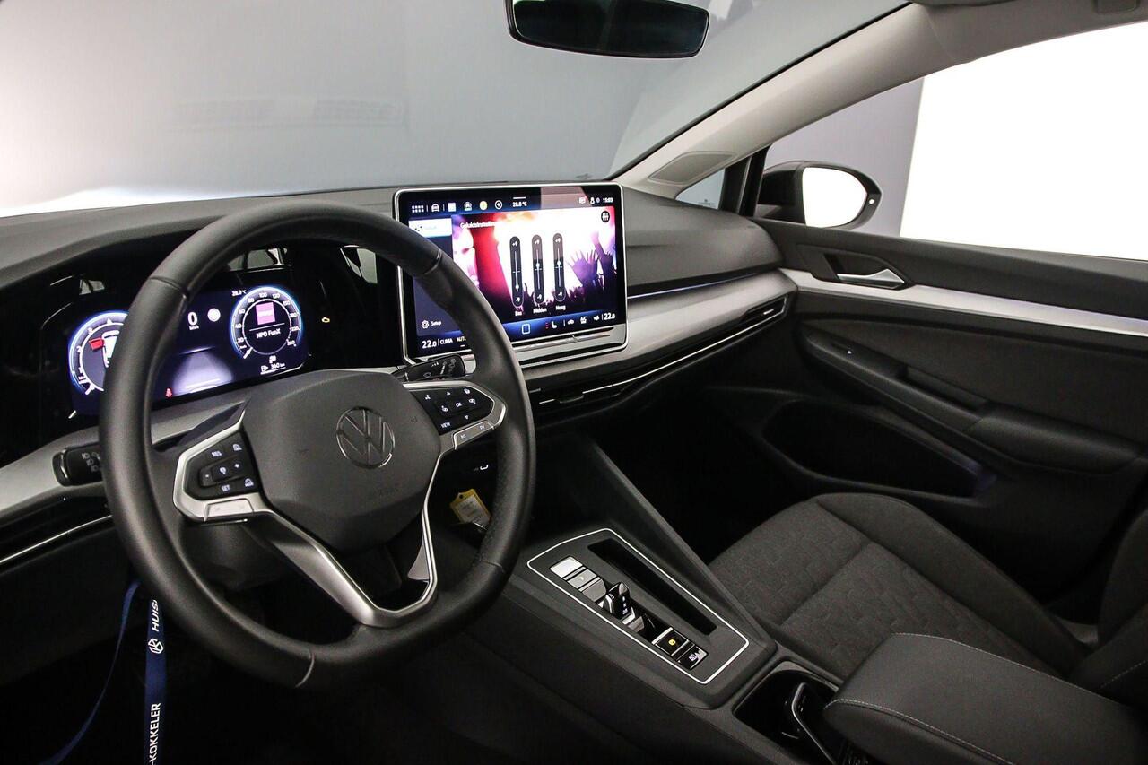 Volkswagen GOLF Life Edition 1.5 eTSI 115pk DSG Automaat Adaptive cruise control, Parkeersensoren, Stoelverwarming, App connect, LED koplampen, Stuurwiel verwarmd, Airco, DAB, Radio