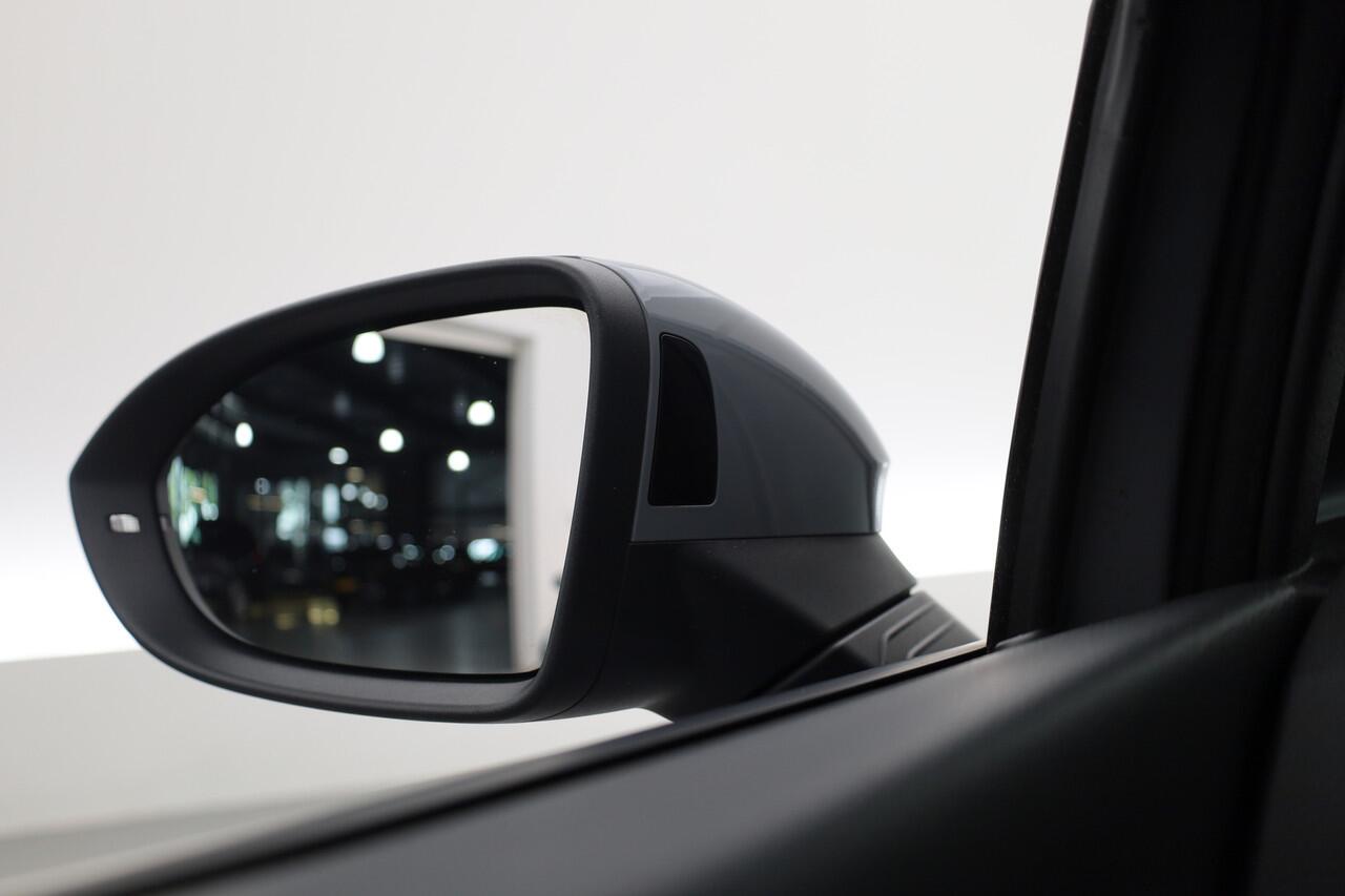 Volkswagen GOLF 1.5 eTSI R-Line | Pano | Camera | IQ. Light | Dodehoekdet. | Carplay & Android Auto | Keyless