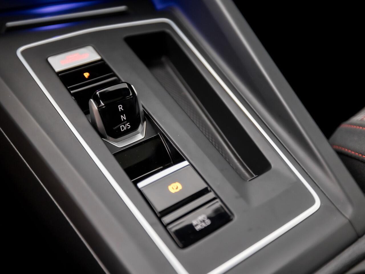 Volkswagen GOLF 2.0 TSI GTI 245Pk Automaat (SCHUIFDAK, APPLE CARPLAY, GROOT NAVI, DYNAMISCHE KNIPPERLICHTEN, SFEERVERLICHTING, STUUR/STOELVERWARMING, ALCANTARA, KEYLESS, MATRIX LED KOPLAMPEN, NIEUWSTAAT)