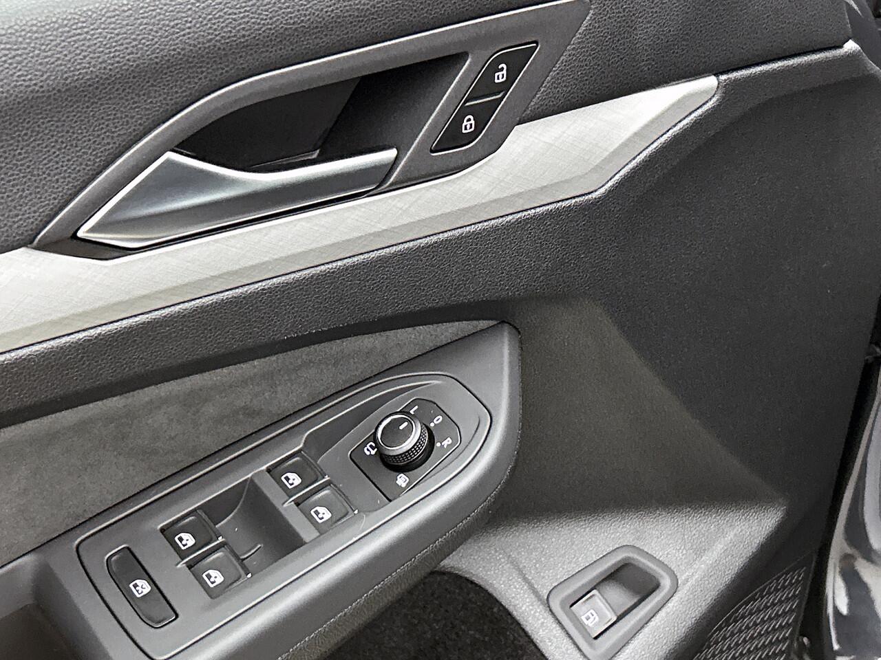 Volkswagen GOLF 1.5 eHybrid 204pk Life Edition DSG / Stoel+ Stuurverwarming / Camera / Cruise control