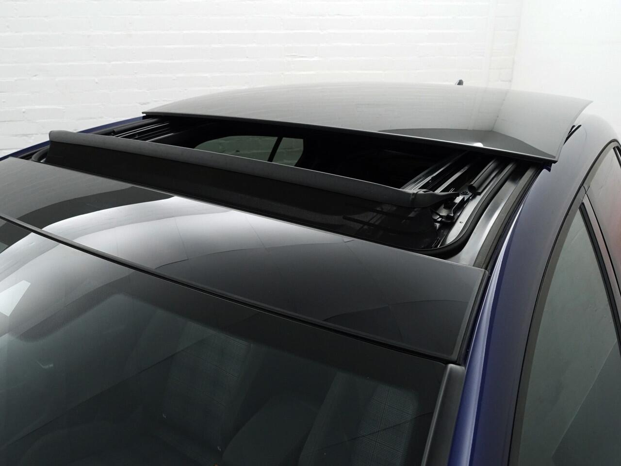 Volkswagen GOLF 2.0 TSI GTI Aut- Panoramadak, Harman Kardon, Sfeerverlichting, Stuur/Stoelverwarming, Park Pilot