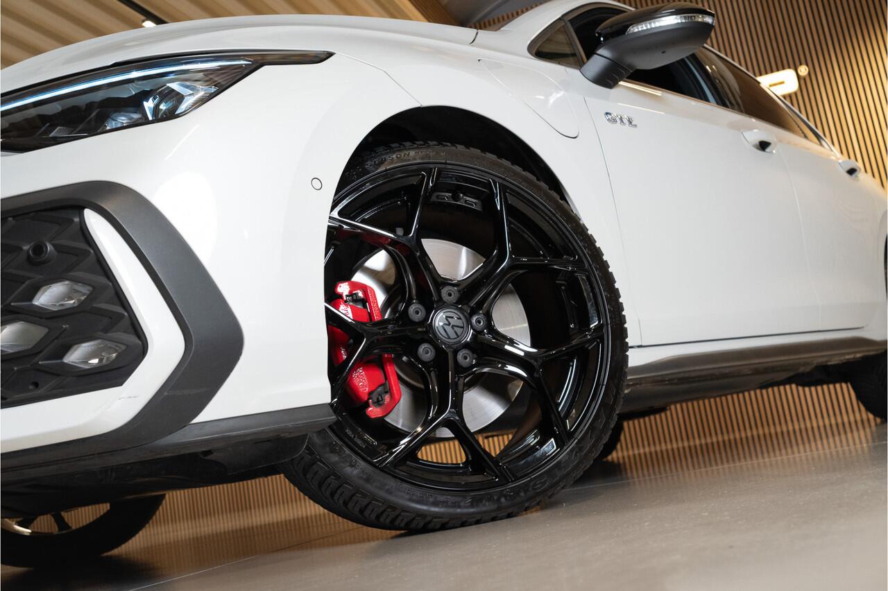 Volkswagen GOLF 1.5/272pk eHybrid GTE|2025|Panoramadak|Leer+Memory|Matrix LED|Trekhaak|19"Blackstyle|Cruise+ACC|PDC+Assist+Camera|LED-Mistlampen|VOL!