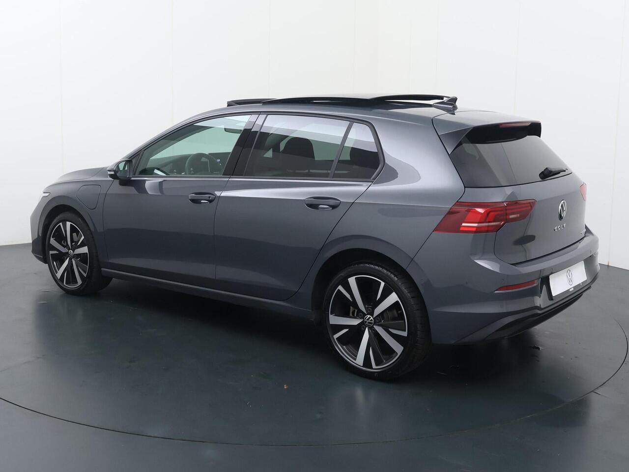 Volkswagen GOLF 1.5 eHybrid Life Edition | 204 PK | Automaat | Elektrische Panoramadak | Cruise control adaptief | Achteruitrij camera |