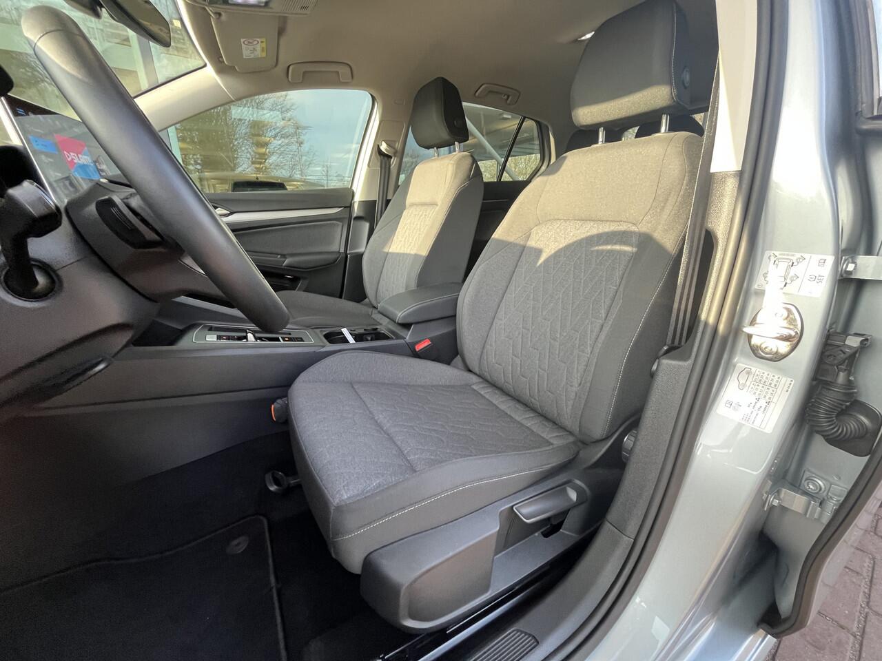 Volkswagen GOLF 1.5 eHybrid Life Edition / Achteruitrijcamera / Comfort Pakket / Stoelverwarming / Sfeerverlichting / Park Assist