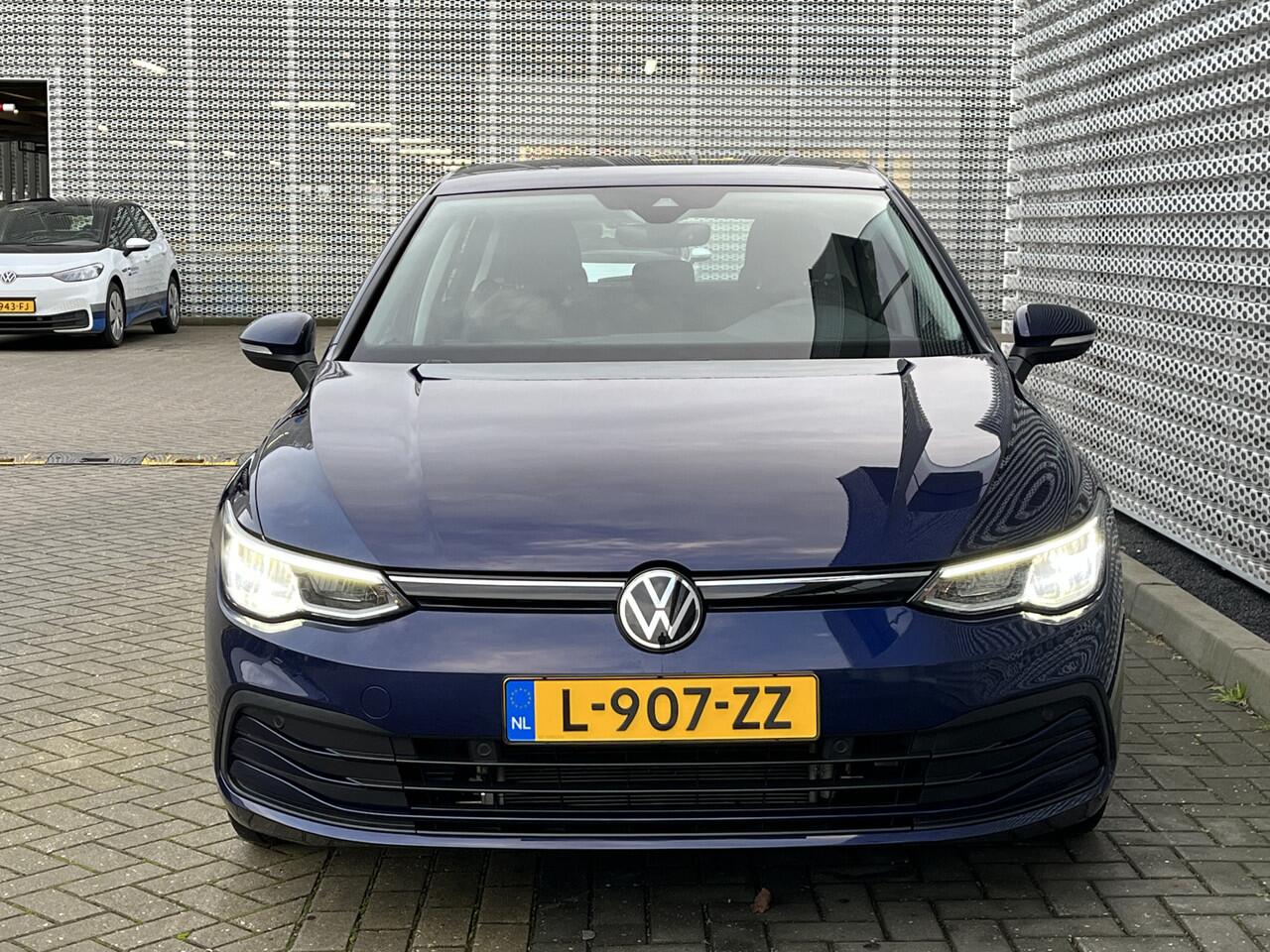 Volkswagen GOLF 1.0 TSI Life / Navigatie / Parkeersensoren V+A / Lichtmetaal 16 inch / App connect / **