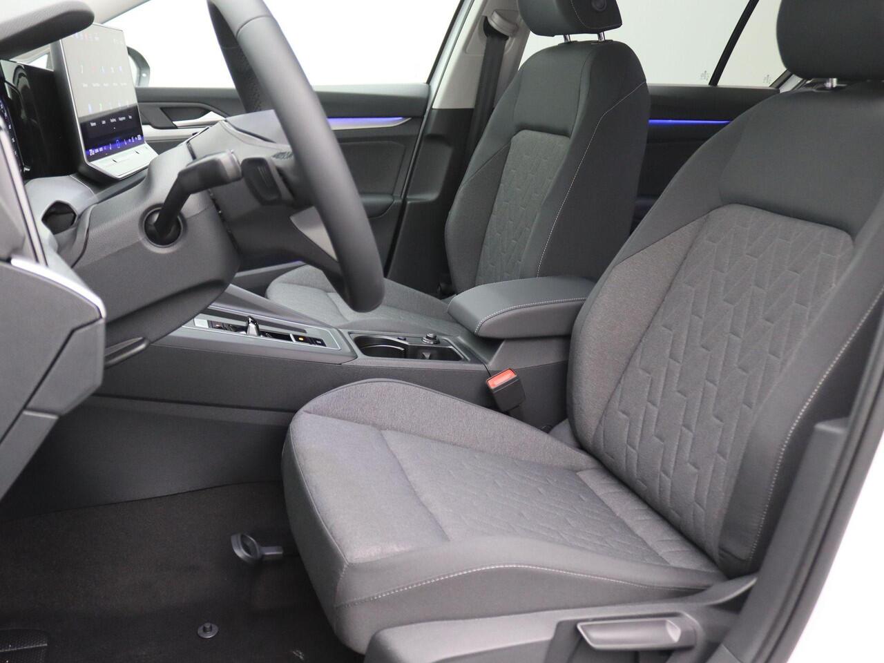 Volkswagen GOLF 1.5 eHybrid Life Edition 204PK DSG Navi via Apple Carplay/Android Auto, Achteruitrijcamera, Stoel-Stuurverwarming, Keyless, 18" LM Velgen Zwart, Adaptieve Cruise Controle