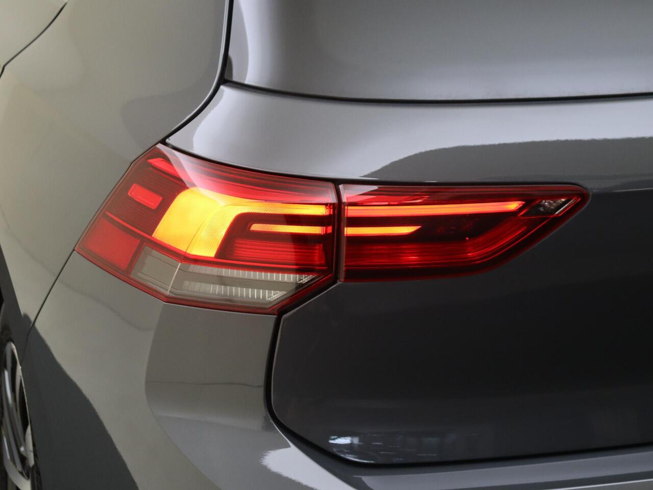 Volkswagen GOLF 1.4 eHybrid | Panoramadak | Trekhaak | Achteruitrijcamera | Stoel- en stuurwielverwarming | Keyless | Adaptieve cruise control | Navigatie |