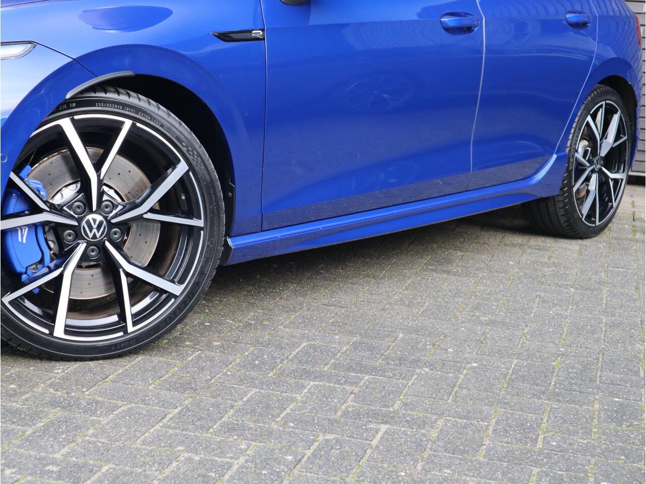 Volkswagen GOLF 2.0 TSI R 4Motion / Adaptief Onderstel / Harman Kardon / 100% Historie / Panoramadak / LED / 19 Inch / Head-Up Display / Sportstoelen / Stoelverwarming / Stuurwiel Verwarmd / Dodehoek Detectie