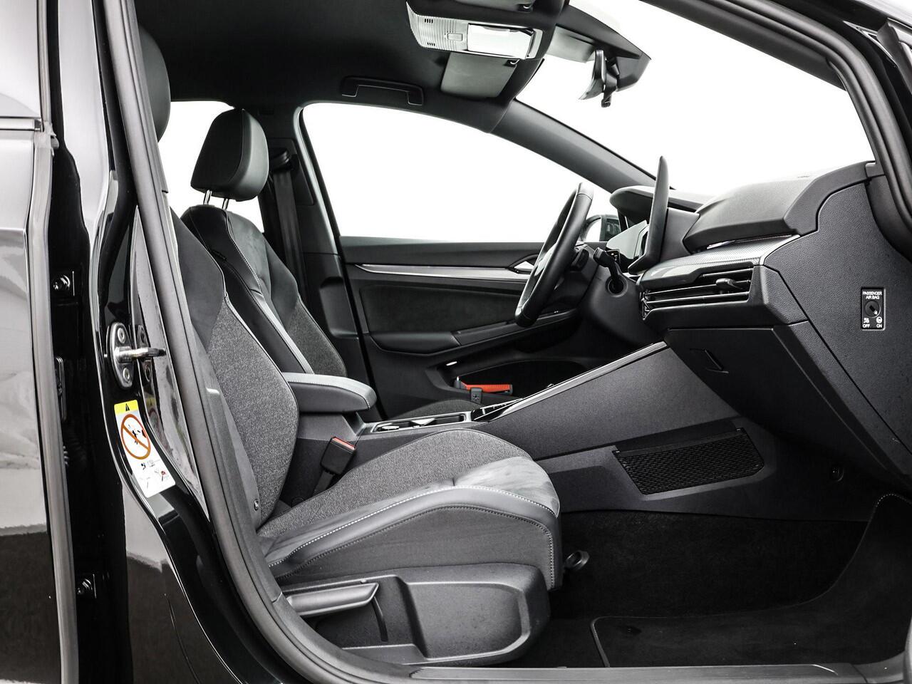 Volkswagen GOLF 1.5 204pk DSG eHybrid 50 Edition · Camera · Keyless · Apple/Android Car Play · Elek. Voorstoel · Sfeerverlichting · 18'' Inch · Garantie t/m 06-08-2028 of 100.000km