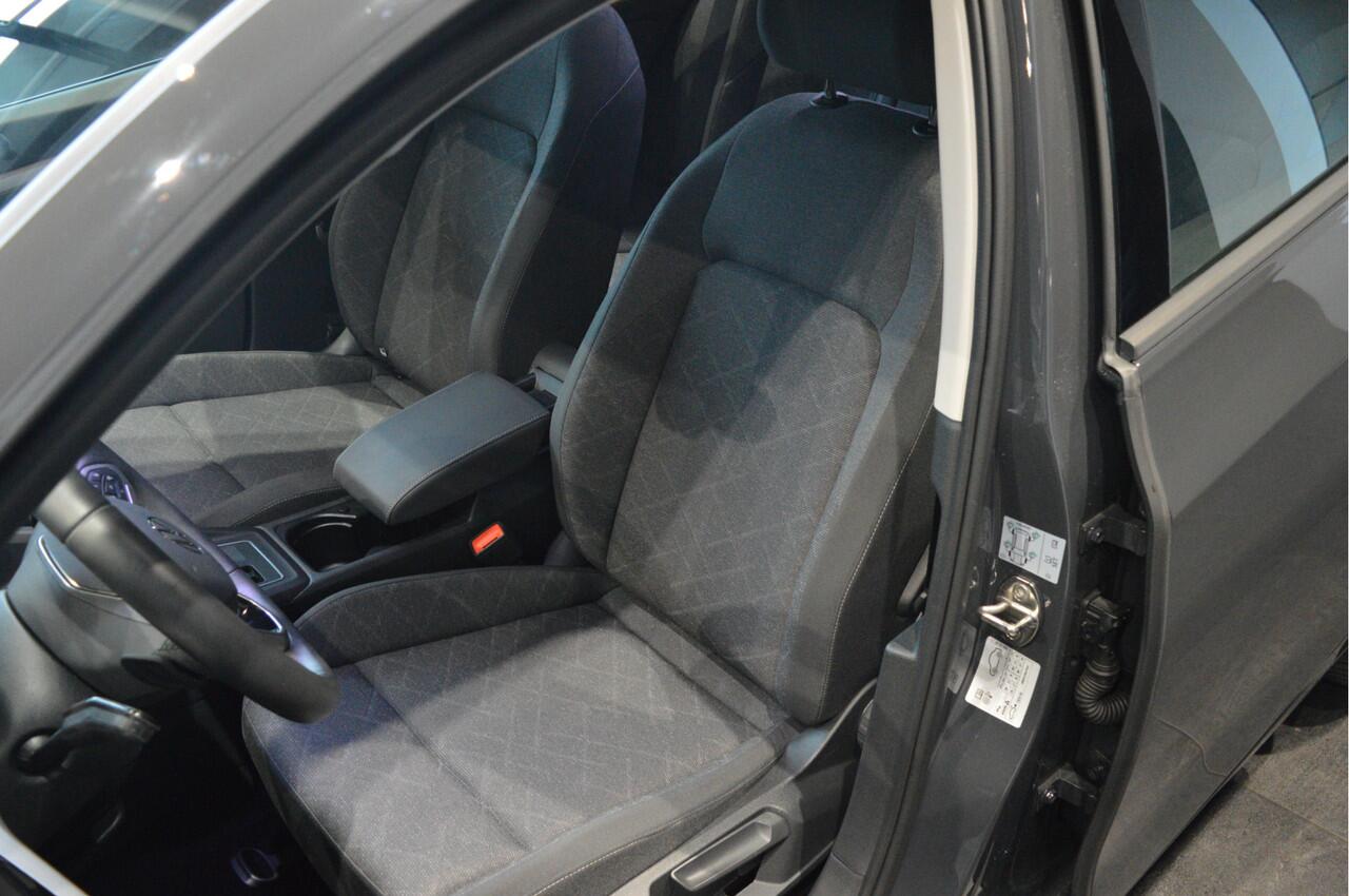 Volkswagen GOLF 2.0 TDI DSG Life Apple Carplay clima pdc 16 inch !!