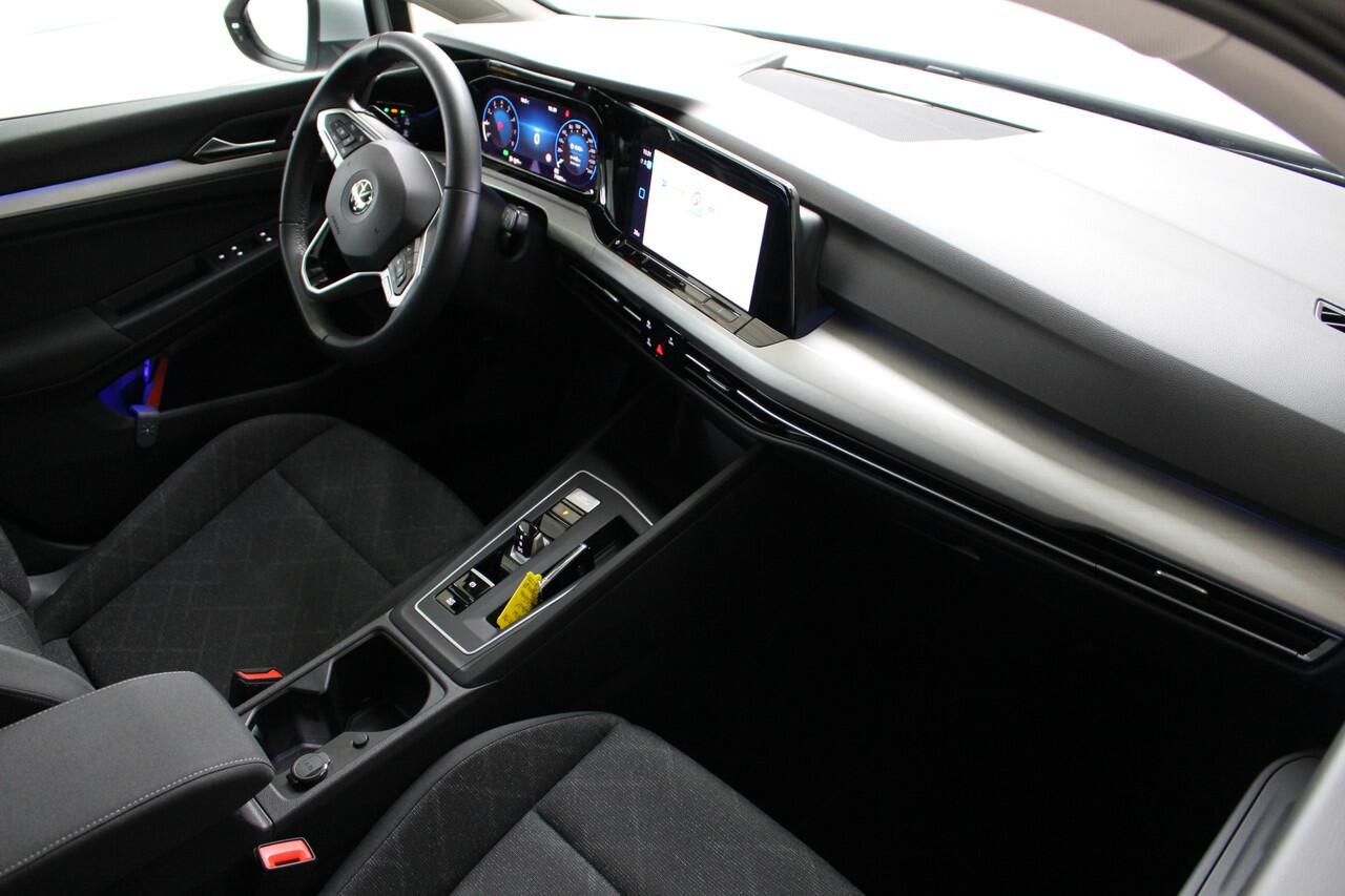 Volkswagen GOLF 1.0 eTSI Life Navigatie | Climate Control | Parkeersensoren voor en achter |