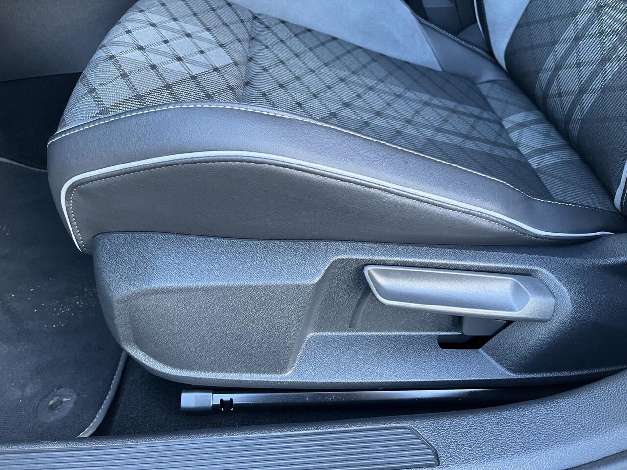 Volkswagen GOLF 1.5 eTSI R-Line / AUTOMAAT/ 2X R-LINE/ PARK. SENSOREN/ DODE HOEK/ IQ. LIGHT/ DIGITAL DASHBOARD/ ADAPT. CRUISE/ APP CONNECT/ NAVI/ CLIMA/ DAB/ 18" LMV