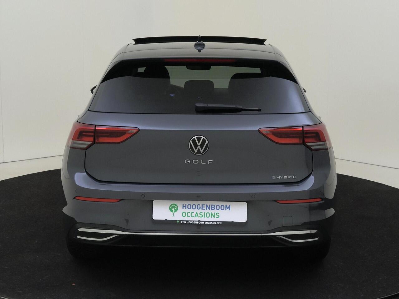 Volkswagen GOLF 1.4 eHybrid | Panoramadak | Trekhaak | Achteruitrijcamera | Stoel- en stuurwielverwarming | Keyless | Adaptieve cruise control | Navigatie |