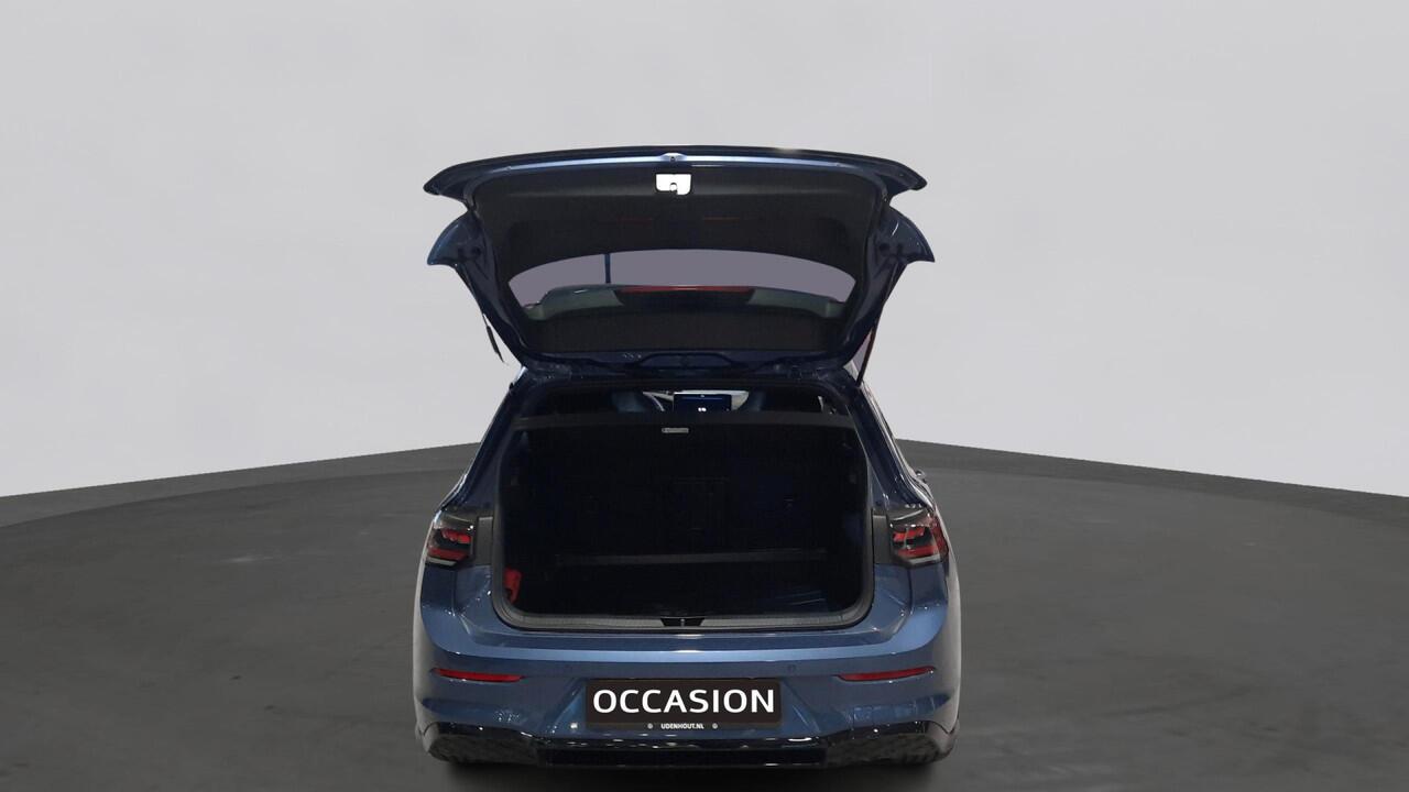 Volkswagen GOLF 1.5 eTSI Automaat R-Line Edition | Demo | LED Matrix | 18" York velgen |