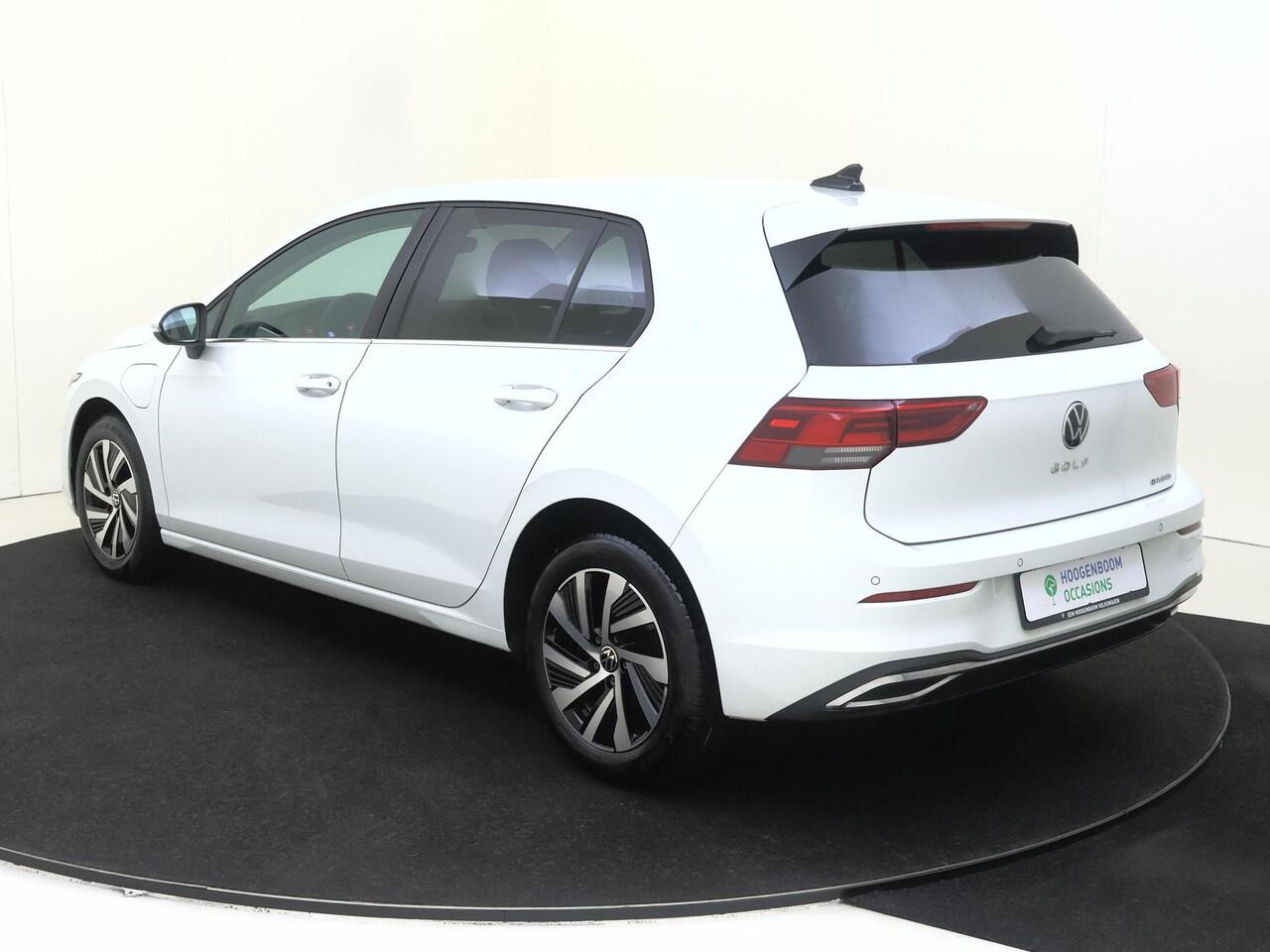 Volkswagen GOLF 1.4 eHybrid Style | SoH 97% | Navigatie | Adaptieve cruise control | Achteruitrijcamera | LED Plus verlichting | Stoel- en stuurwielverwarming | Dodehoek detectie | Elektrisch verstelbare besturing met geheugen |