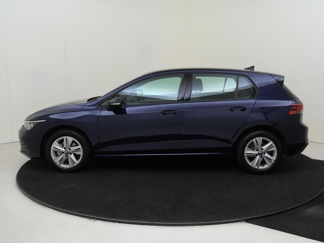 Volkswagen GOLF 1.0 TSI Life | Achteruitrijcamera | Navigatie | Dodehoek detectie | Adaptieve cruise control | Elektrisch inklapbare buitenspiegels | CarPlay | Sfeerverlichting |