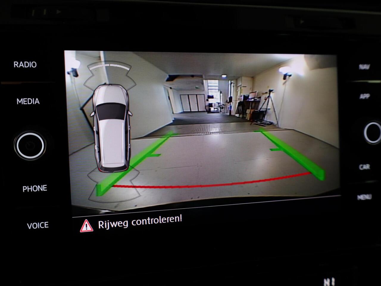 Volkswagen GOLF Variant 1.5 TSI Highline Business R 150pk DSG | Led koplampen | Camera | Parkeersensoren v+a | Navigatie | Carplay | Digitaal dashboard