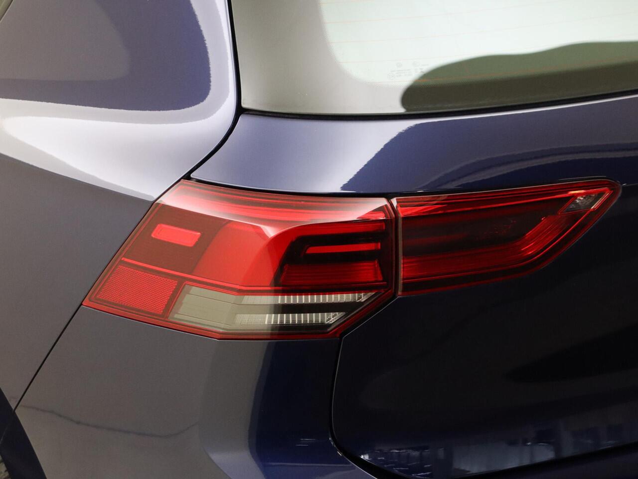 Volkswagen GOLF 1.0 TSI Life | Achteruitrijcamera | Navigatie | Dodehoek detectie | Adaptieve cruise control | Elektrisch inklapbare buitenspiegels | CarPlay | Sfeerverlichting |