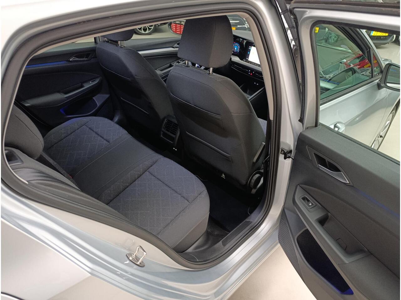 Volkswagen GOLF 1.0 eTSI Life Navigatie | Pdc V+A | Lmv | Automaat !