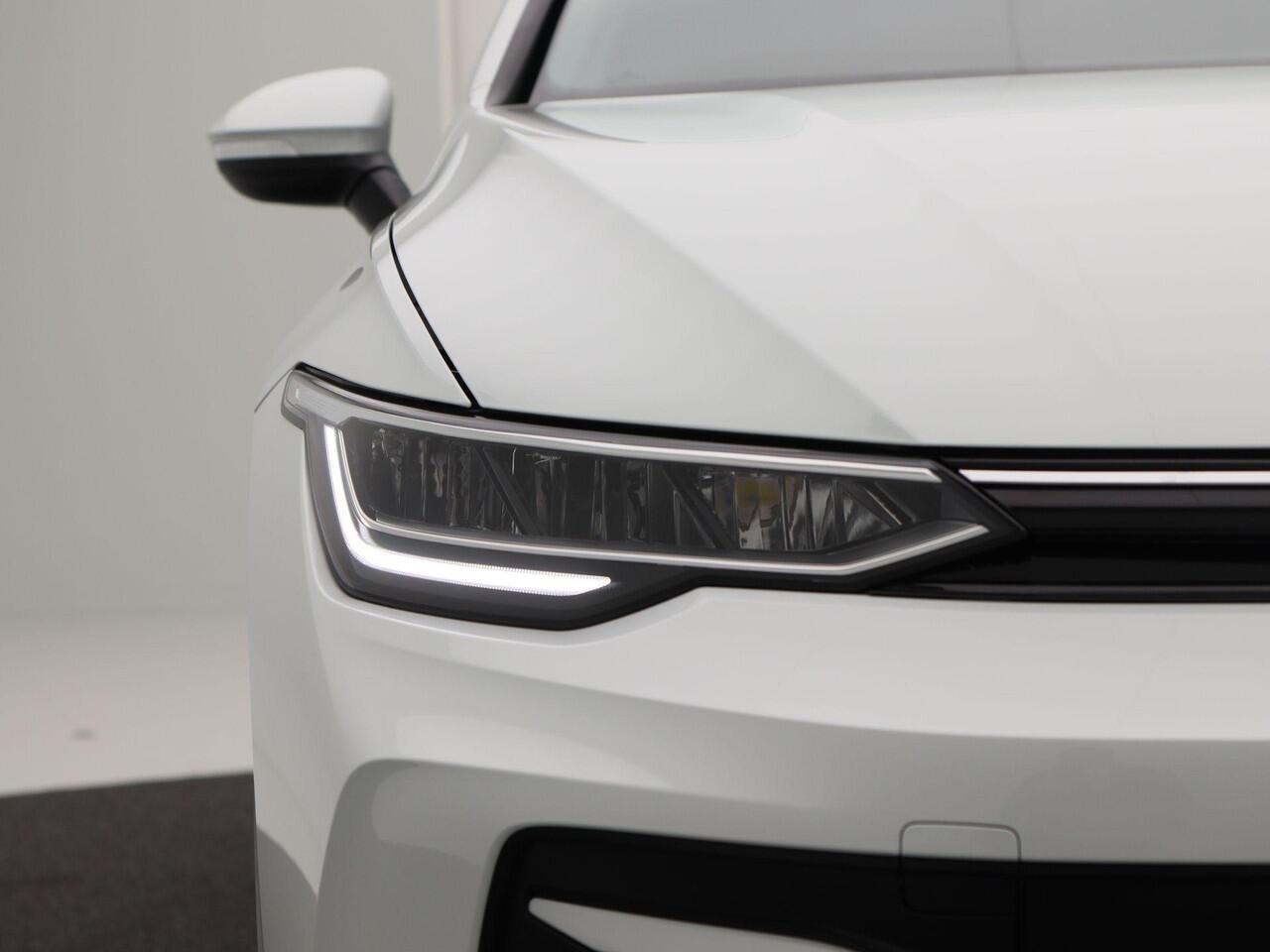 Volkswagen GOLF Life Edition 1.5 eHybrid 204 PK | Trekhaak | Adaptive Cruise Control | Stoelverwarming | 18" Lichtmetalen Velgen |