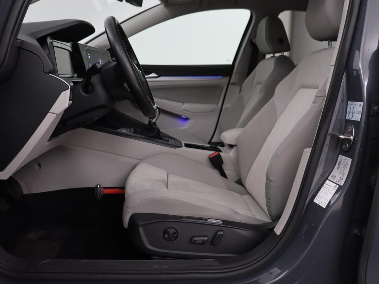 Volkswagen GOLF 1.5 TSI Life Business | Matrix LED | Camera | Massage | Carplay | Keyless | Memory | Navigatie | Adaptive cruise | Side Assist | Sfeerverlichting | Climate control