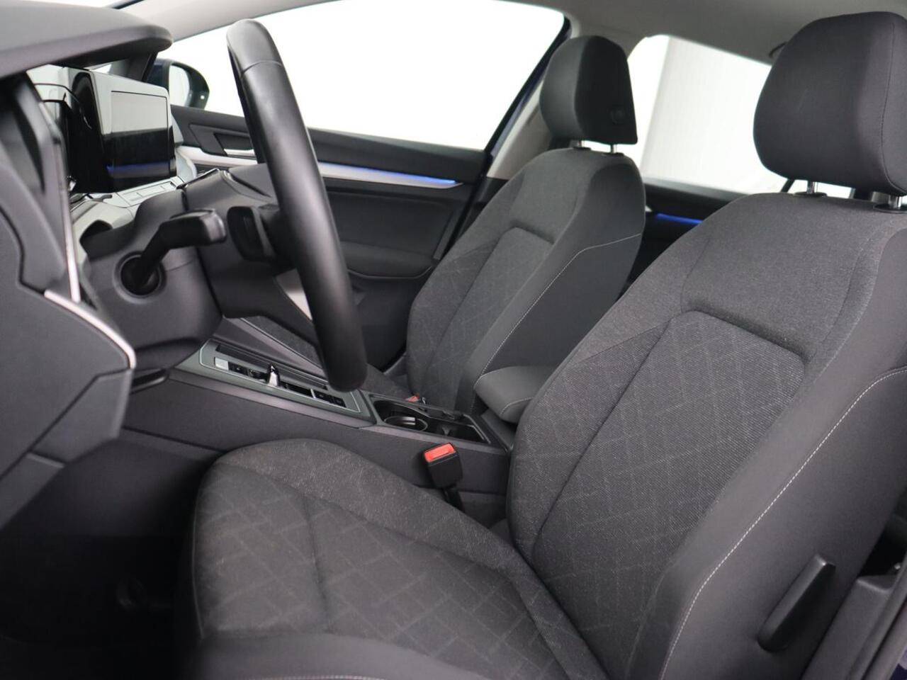 Volkswagen GOLF 1.0 eTSI Life | Trekhaak | Full LED | Carplay | Navigatie | Adaptive cruise | Parkeerhulp | Digital Cockpit | Sfeerverlichting | Climate control