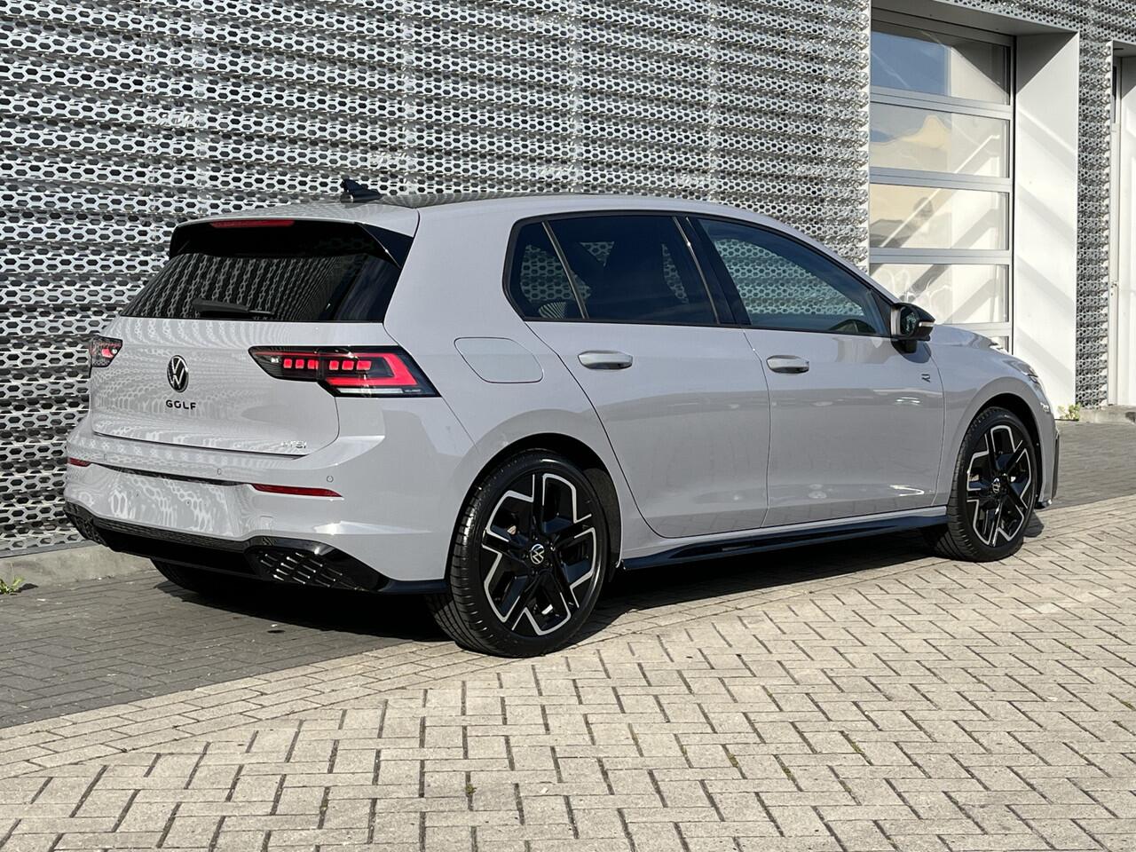 Volkswagen GOLF 1.5 eTSI 150pk DSG R-Line / Panoramadak / Black Style / Matrix LED / Harman Kardon / Elek Zwenkbare Trekhaak / Head-Up Display / Camera / Stuur & Stoelverwarming / 18" LMV