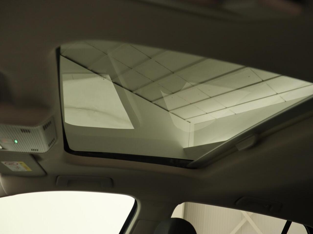 Volkswagen GOLF 1.5 TSI Life Bns | Panoramadak | Adaptive Cruise | Stoelverwarming | Camera | Navigatie | Carplay | Sfeerverlichting