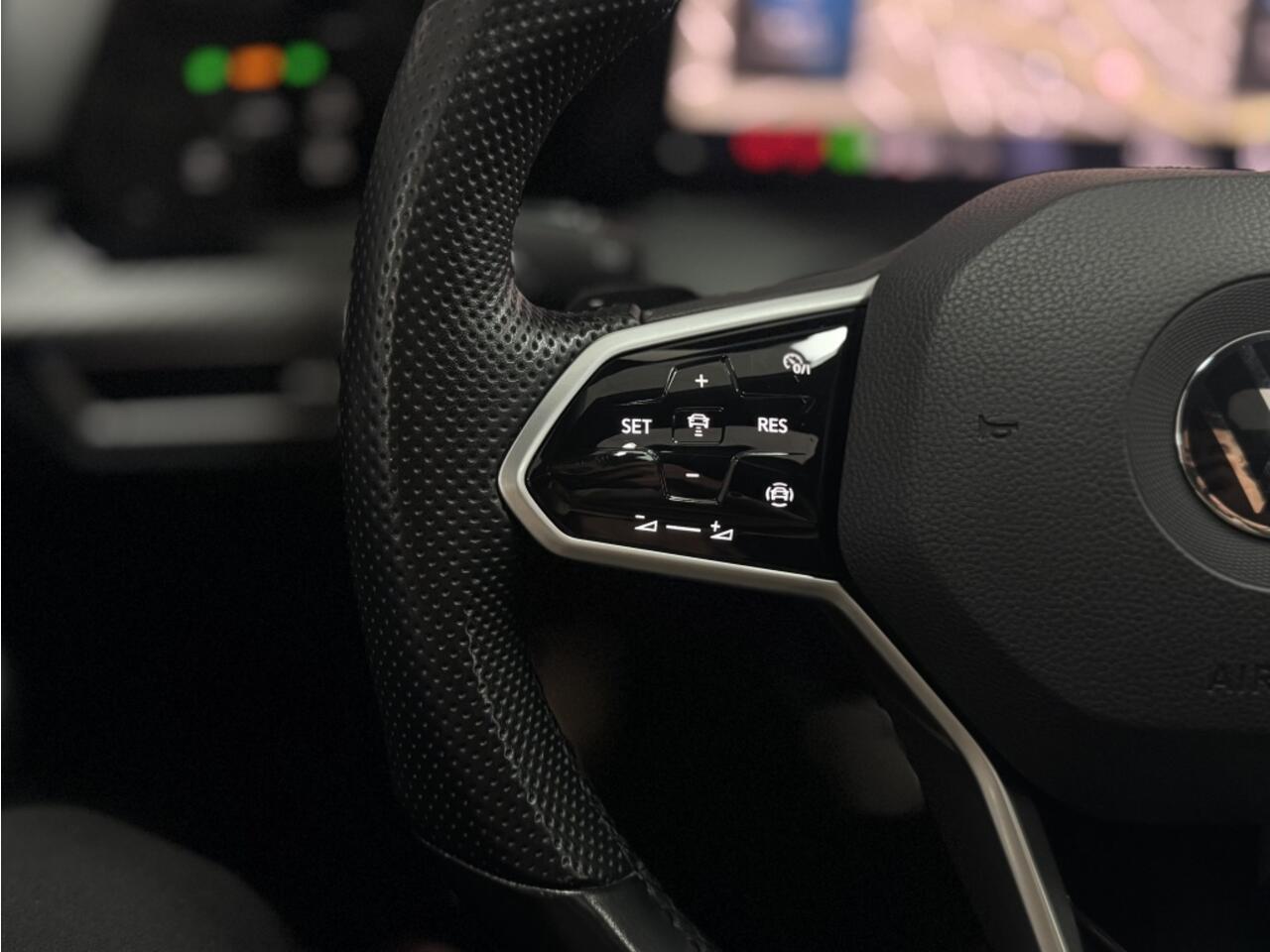 Volkswagen GOLF 1.5 eTSI R-Line Aut. Pano Camera Carplay